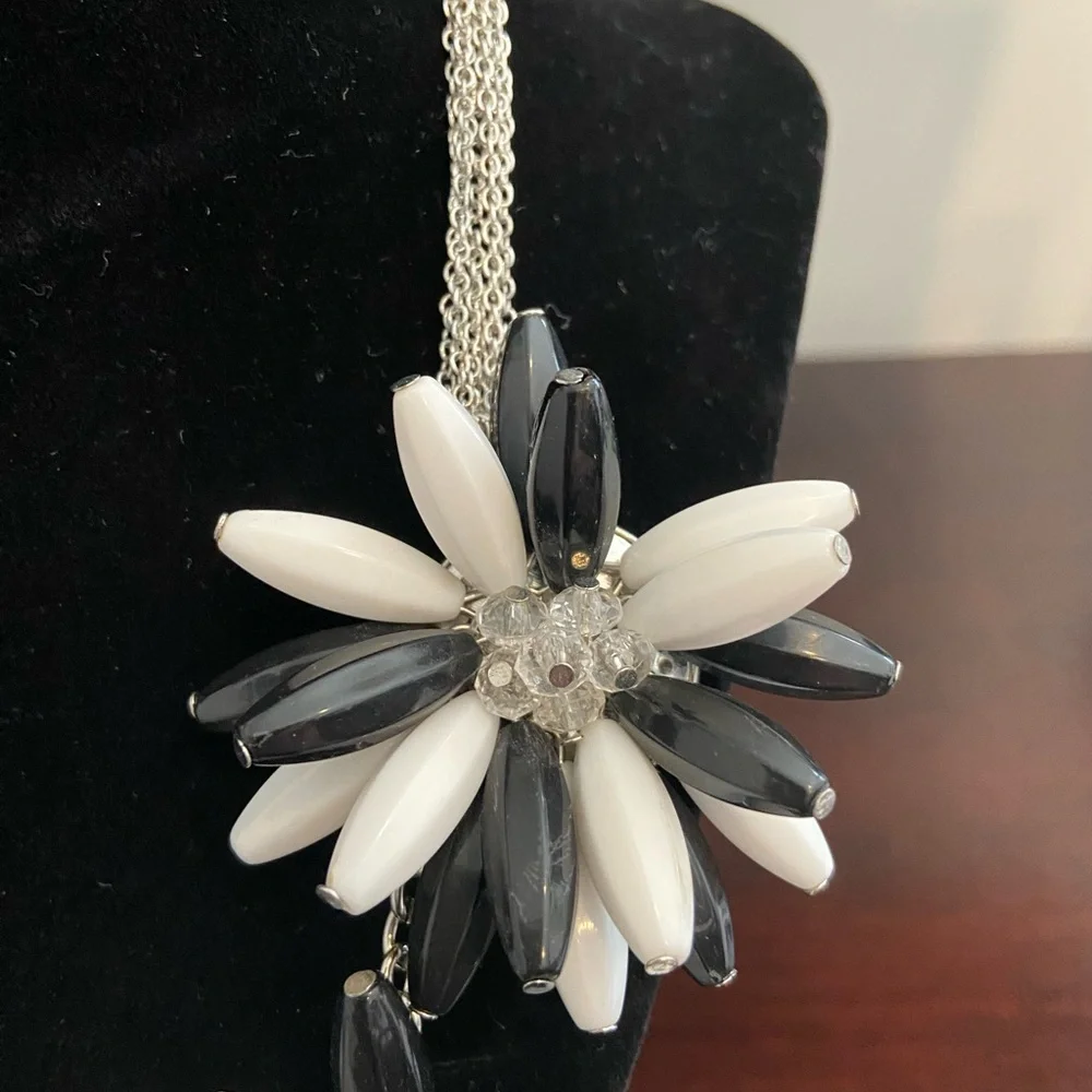 Exploding flower necklace - Picture 2 of 5